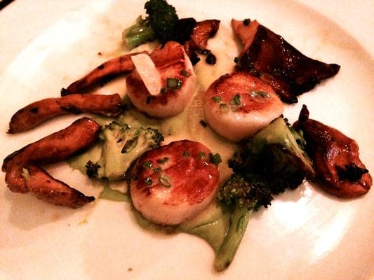 Diver Scallops - broccoli, chanterelle in Sturgeon caviar sauce