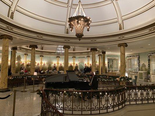 Dining room with piano player