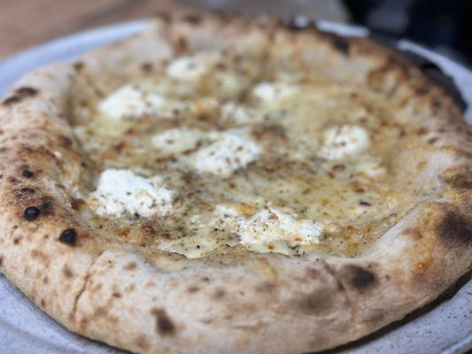 Formaggio White pizza