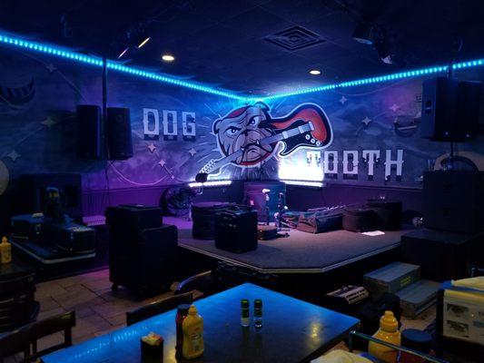 Dogtooth Sports and Music Bar