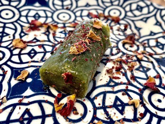 Pistachio baklava roll