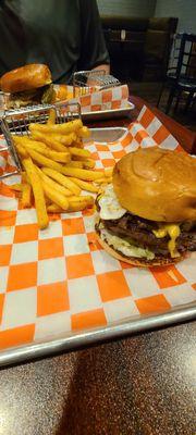 Smashed burger with egg, lettuce, tomatoes and onion