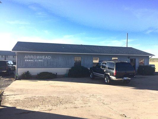 Arrowhead Animal Clinic on a bright sunny day