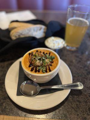 Tomato bisque soup w/bread basket