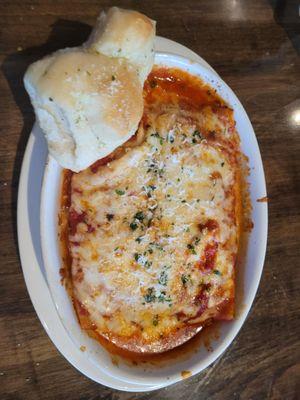 lasagna with garlic knot