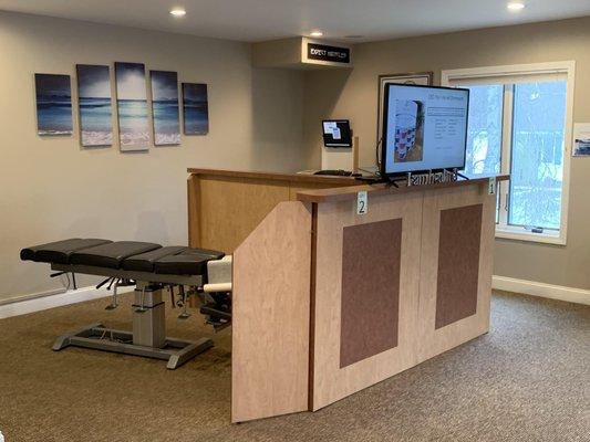 Open-Area adjusting table allows patients to receive a visit that is interactive and educational