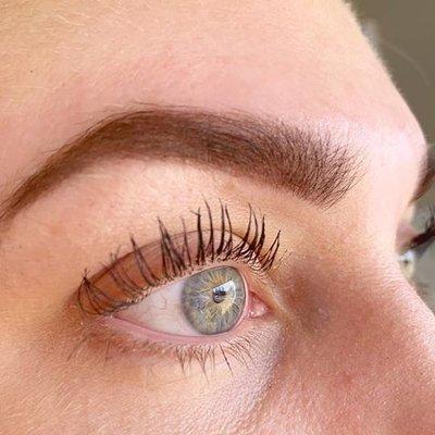 Brow Henna penetrates the shaft of the hair follicle and tints the skin leaving luscious, long-lasting colour, similar to a perm