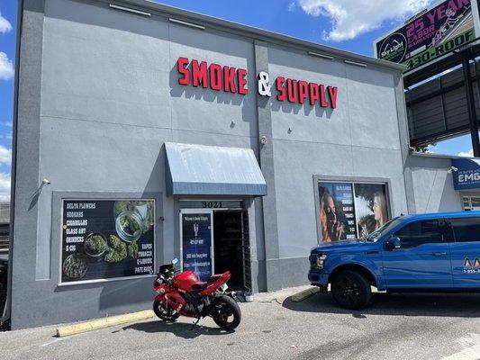 Smoke & supply shop