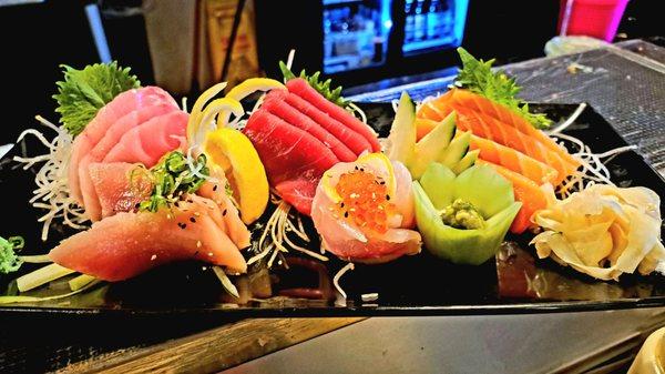 Assorted 16 pcs Sashimi Platter , Bluefin Tuna, Salmon, Yellowtail, Bass, Albacore, fresh wasabi