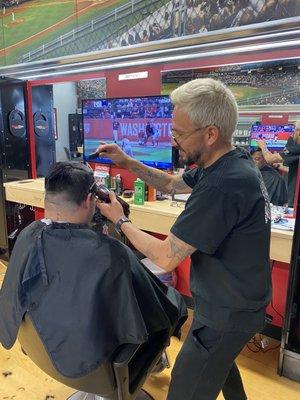 Gorky fixing and haircut ‍ to Akihiro Fukinbara.