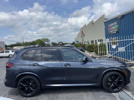 Bmw - black out wheels.