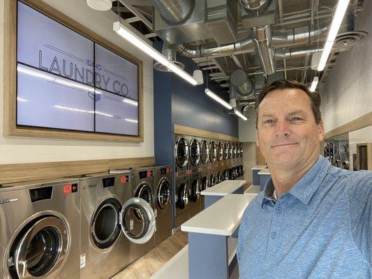 Great new laundromat in Star!  Huge machines. Free water bottles. Super friendly and helpful staff. (Attendants on duty 100% of the time!)