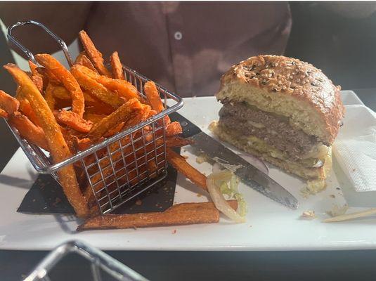 Burger w sweet potato fries