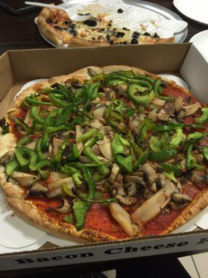 Vegan pizza: Cheese-less mushroom and green pepper