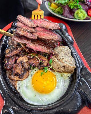 Wagyu beef skillet with salad and baguette