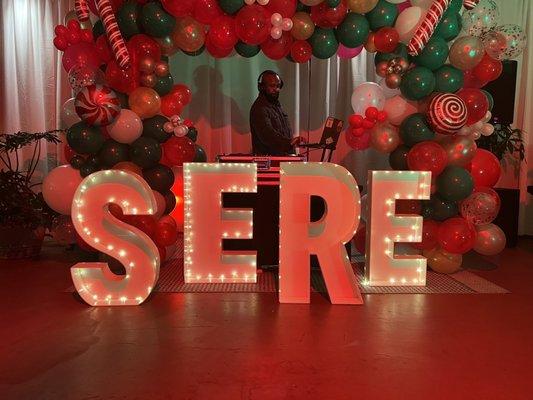 They coordinated balloon arches