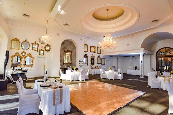 Main dining room, perfect for weddings and banquets.