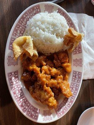 Peanut butter chicken, lunch size. Comes with two crab rangoons!