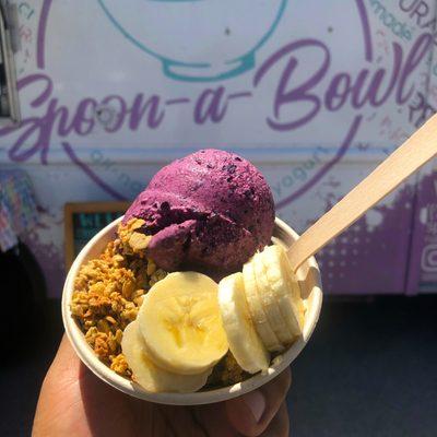 Blueberry frozen yogurt topped with honey granola and fresh bananas