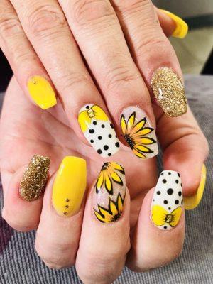 Today's summery sunflower dip powder nails. Jenna outdid herself on today's design