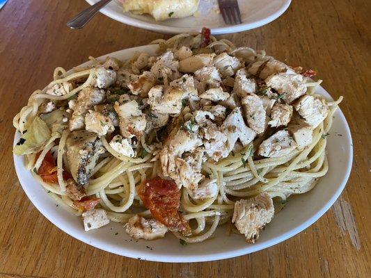 Pasta With Sundried Tomatoes , Roasted Tomatoes & Artichokes and chicken in Buddy's dressing