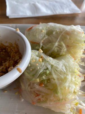 Bland salad rolls and peanut sauce