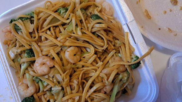 Shrimps lo mein.