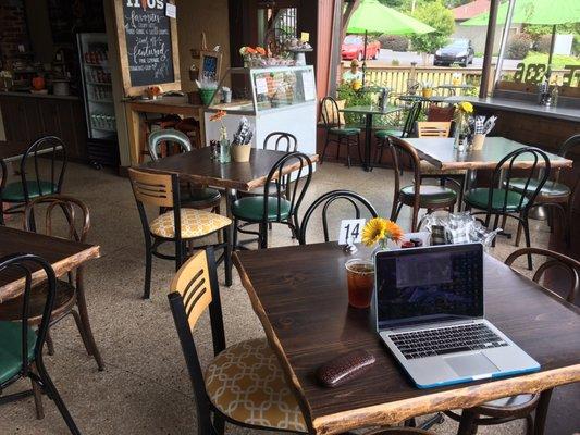 Great bakery and sandwich shop in Guntersville. Will definitely be back to try more menu items and enjoy this fantastic location!