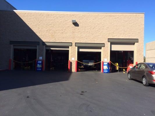 4 technicians standing around, only 1 car serviced while people wait