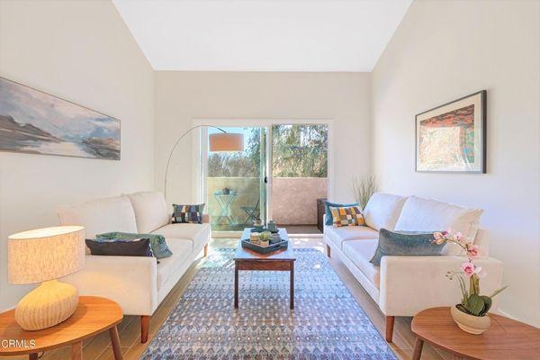 Charming updated condo with vaulted ceilings in Alhambra.