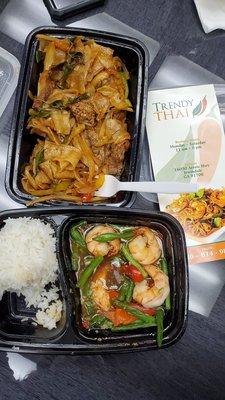 Garlic green bean and shrimp & Pad Kee Mao with beef