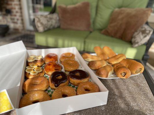 This Donut  place has found a repeat customer. Great freshly baked Donuts/Kolaches with a LARGE selection.