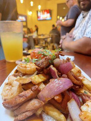 Saltado de pollo y camarones