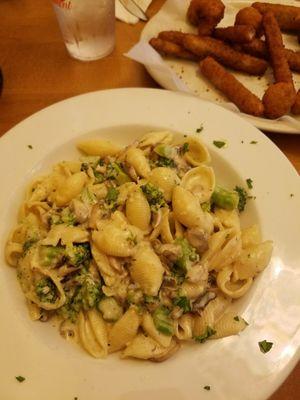 Pasta and vegetables minus tomatoes