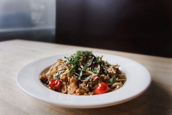 Tuscan Chicken Fettucini: chicken & sun dried tomatoes, light garlic cream sauce