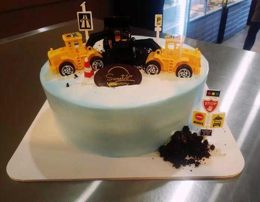 Oreo cream cake with trucks