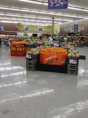 Huge selection of fresh fruits n veggies.