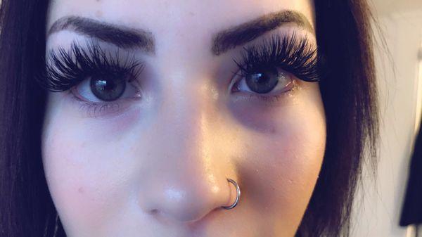 Beautiful and long hybrid lashes.