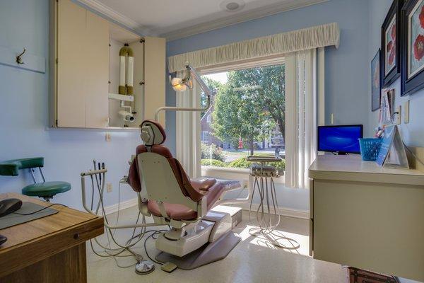 Patient treatment room at Dental Partners Dickson College office