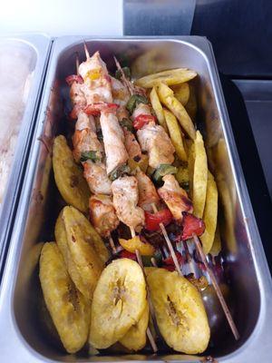 Pinchos de pollo y tostones