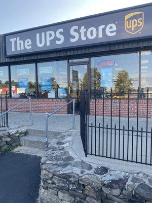 Store front of The UPS Store on Central St as of September 2019