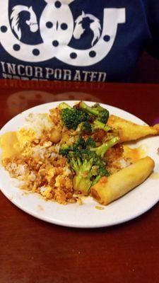 Steamed rice, broccoli, crab Rangoon and a spring roll