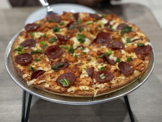 Hand tossed, white sauce, garlic, green onions, halal buffalo chicken, and halal pepperoni pizza.