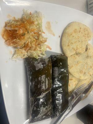 3 Pupusas Revueltas y 2 Tamales de Pollo