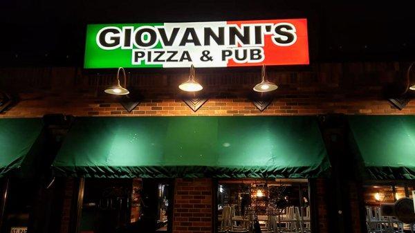 Giovanni's Pizza and Pub sigh at night