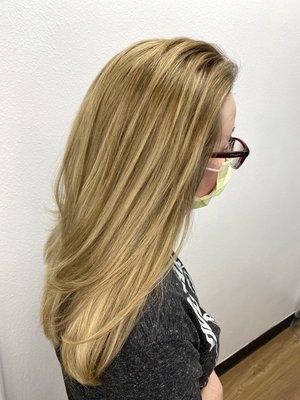 Natural looking beige toned highlights