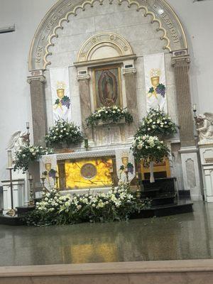 Decoración para la iglesia  hermosas  flores