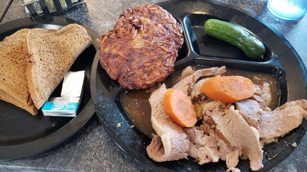 Beef brisket platter with choice of bread.  I picked pumpernickel.