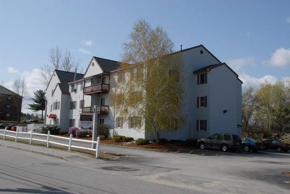 Live in Derry, NH.  Red Oak has many locations and styles to choose from in Derry!  Studios, one and two Bedroom Apts.  Storage