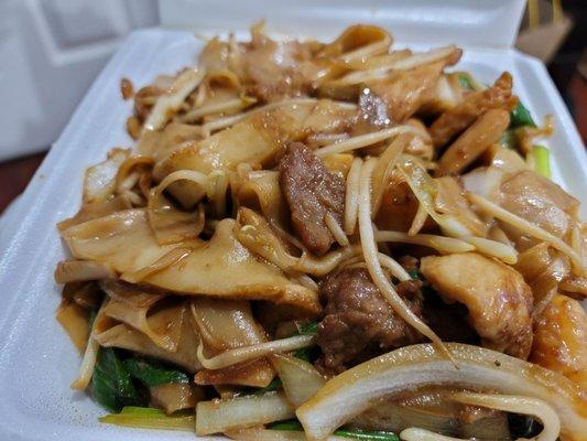 House special chow fun (wide rice noodles), has combination of meats: chicken, shrimp, bbq pork, beef. Recommended.